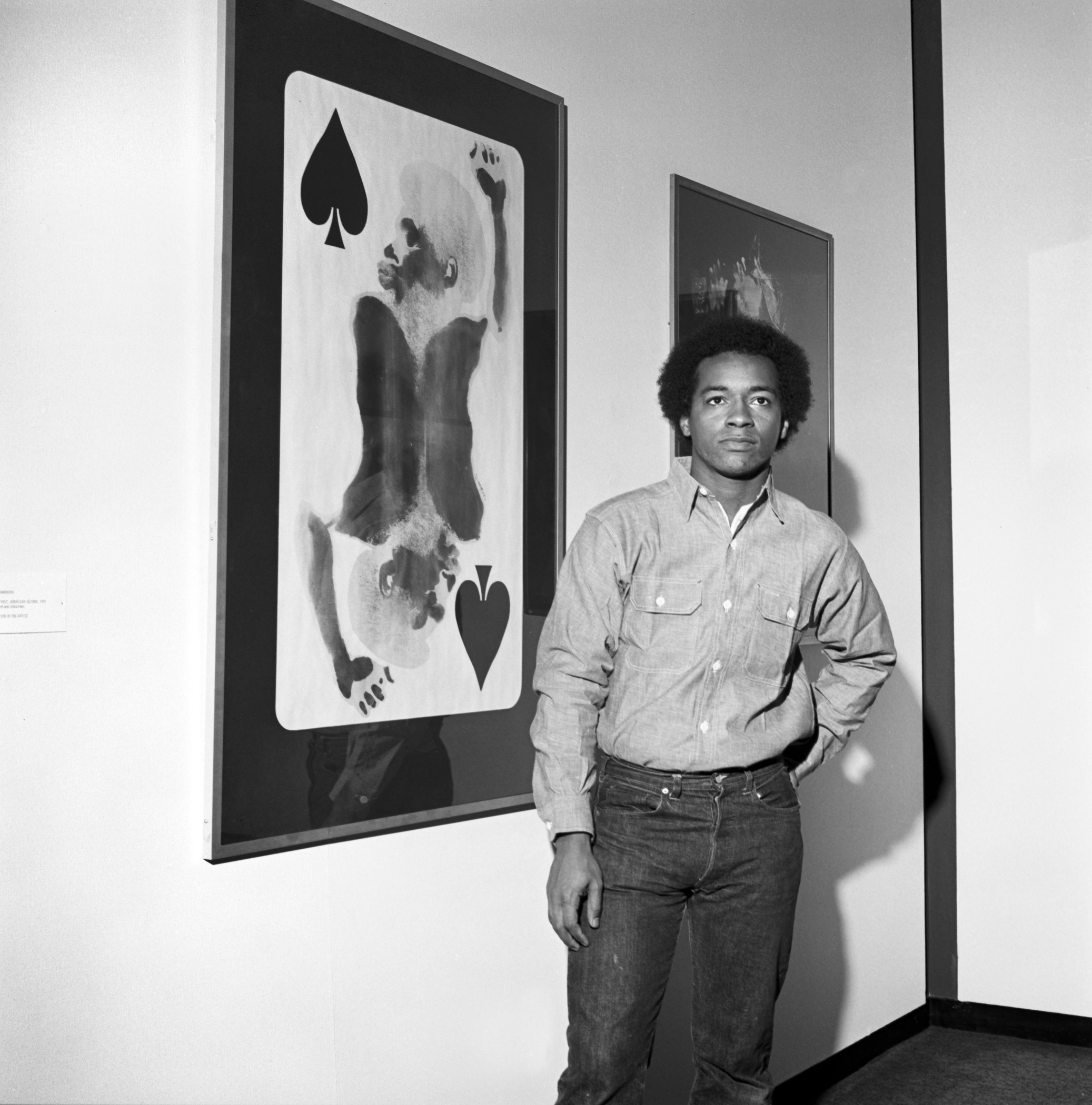 David Hammons à côté de son oeuvre Spade en 1971
